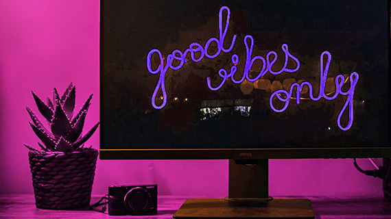 Locked computer screen Locked computer screen with the text "Good vibes only"
