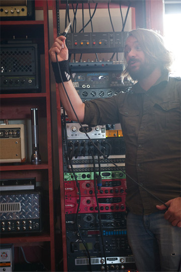 Siegfried Meier mit Kabel im Tonstudio