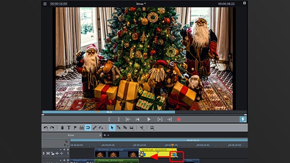 Cutting & shortening a Christmas video Trimming a Christmas video using the cut border on the back edge